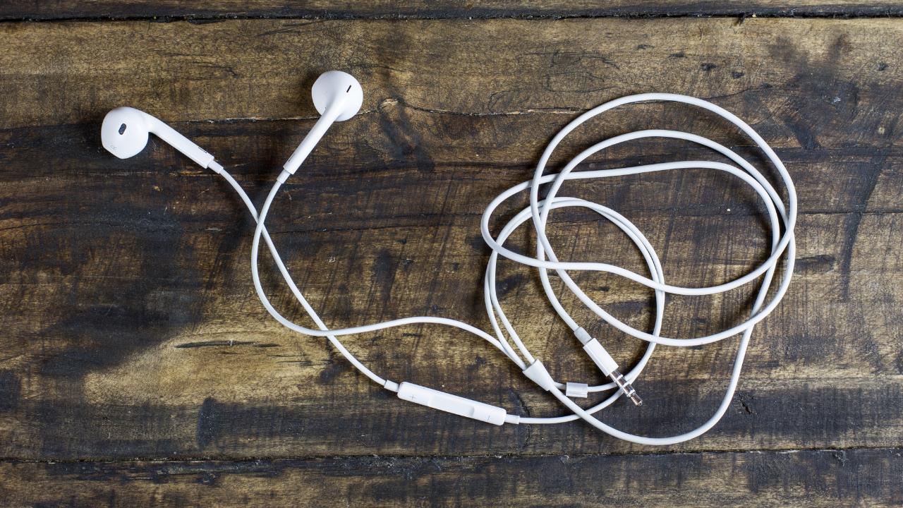 Si tienes auriculares viejos en casa no los tires y conviértelos en esta sensacional idea de reciclaje